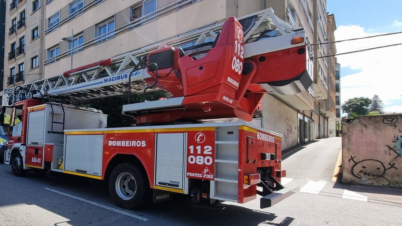 Un fuego iniciado en un coche fúnebre calcina este vehículo y otro