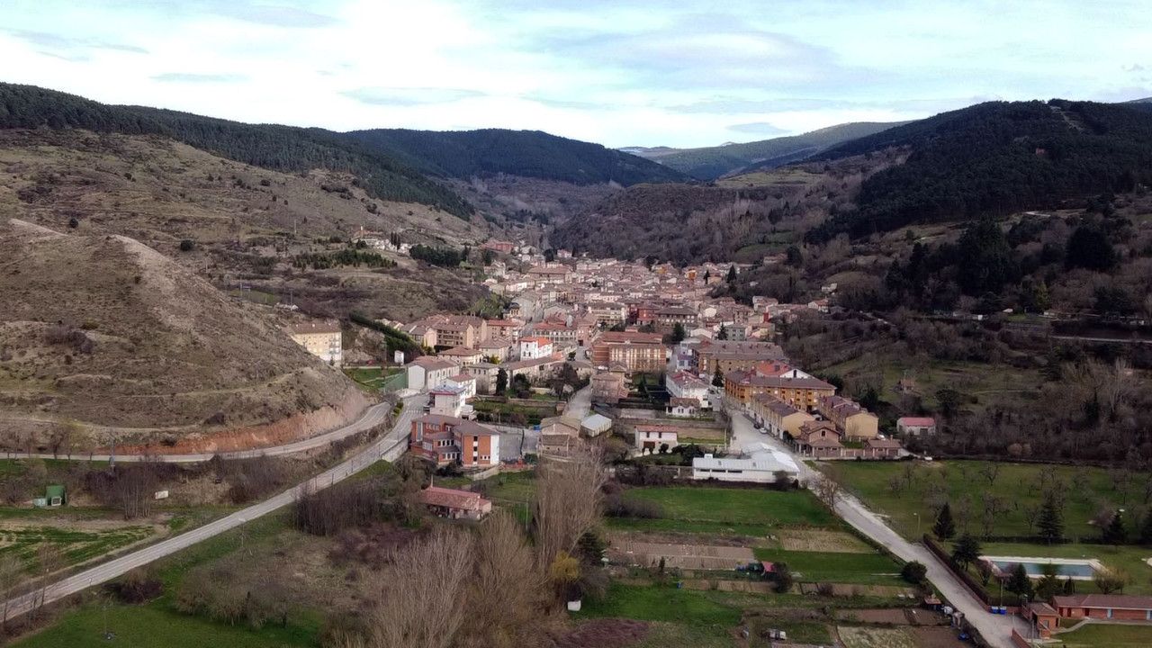 Vista area de Pradoluengo. Hoy en da solo cuenta con 1.200 habitantes censados, la mitad que hace 15 aos. | Foto:  Sergio Gonzlez