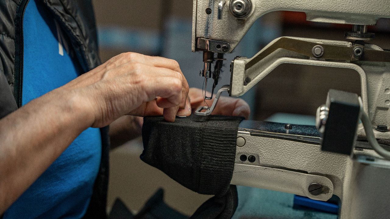 Detalle de una de las mquinas con las que se fabrican los calcetines. | Foto:  Sergio Gonzlez