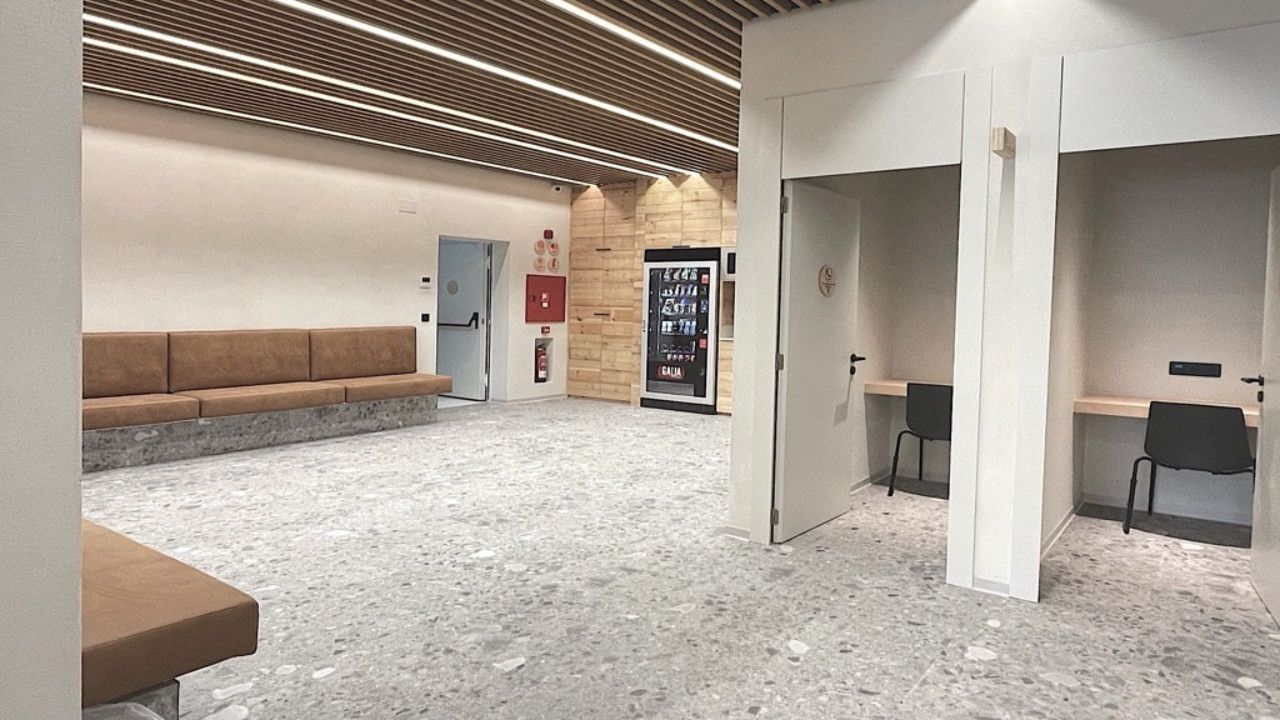 El equipamiento y las prestaciones es lo que hace que un coworking destaque sobre otro. Cabinas para videollamadas, plató de televisión, salas para reuniones, zonas comunes... Todo cuenta a la hora de decidirse.