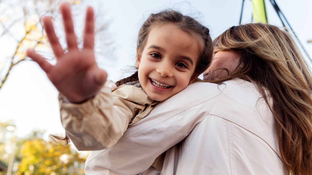 Qu es AcogES+? | Es un proyecto de acogimiento innovador, que busca familias para nios y nias tutelados por la Administracin, que an no han encontrado su familia acogedora. El programa est dirigido a grupos de hermanos o nios y nias con necesidades especiales (como problemas de salud o dificultades emocionales). Se priorizar que al menos uno de ellos sea menor de seis aos. 