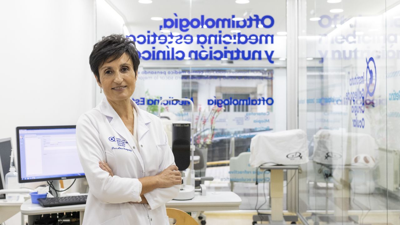 igco_doctora. La doctora ferrolana Ana González dirige el Instituto Gallego de Cirugía Ocular (IGCO), que abrió sus puertas en la calle Tierra de Ferrol hace más de 25 años. Desde 2015, realiza viajes solidarios a India y África.