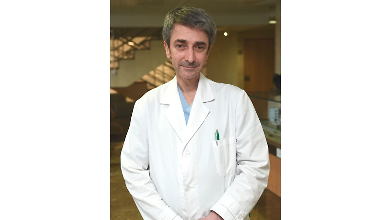 Gonzalo Pe�a, jefe de cardiolog�a del Hospital San Rafael, en donde se encuentra la primera unidad de rehabilitaci�n card�aca de Galicia que cuenta ya con 20 a�os de andadura.
