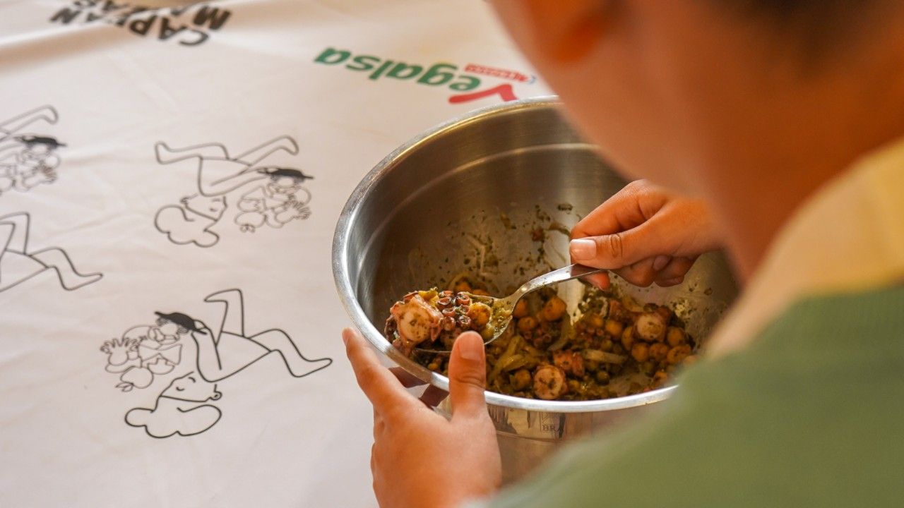 INGREDIENTES: 200 gramos garbanzos cocidos / 3 patas de pulpo cocido / 150 gramos de guisantes / 2 dientes de ajo / 1 cebolla. PREPARACI�N: Dorar dos dientes de ajo en la sart�n. A�adir los garbanzos y el pulpo troceado y saltear durante unos minutos. A�adir el guisante y la cebolla cortada en pluma. Cocinar un rato m�s hasta integrar todos los ingredientes. Retirar del fuego y a�adir perejil fresco picado. Servir en un plato hondo con tenedor.