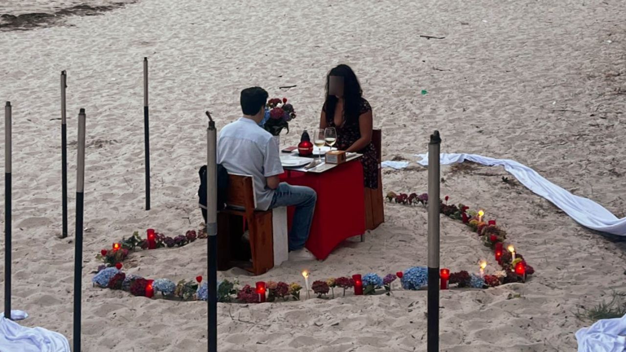 Y, si hace falta, se cumplen sueños. Este martes, por ejemplo, acogieron una cena romántica en la playa para una pareja: «Ella lleva un mes intentando reservar. Quería que fuera un sábado, pero estaba todo completo. Al final le hicimos un hueco. Montamos un corazón con velas y lo preparamos todo para que sea especial. Cuando alguien tiene una ilusión grande, intentamos que se cumpla. Eso se recuerda toda la vida».
