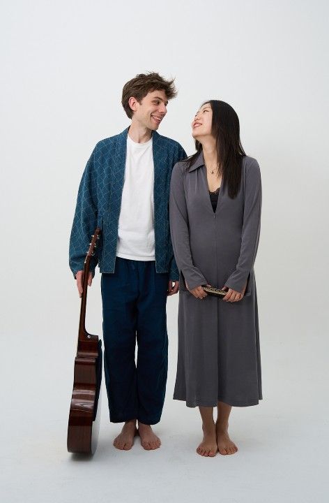Antoine Boyer & Yeore Kim (Francia/Corea)<br /> Boyer es un guitarrista clásico y de jazz gitano, ganador de premios internacionales. Yeore Kim es una virtuosa de la armónica y multiinstrumentista con una carrera internacional. El dúo, formado en 2018, combina jazz, música clásica y temas originales, creando una fusión cautivadora.