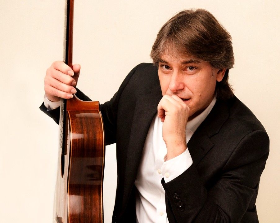 Joaquín Clerch (Cuba)<br /> Guitarrista, compositor y profesor de renombre mundial. Ganador de concursos internacionales, como el Andrés Segovia y el Heitor Villa-Lobos, ha actuado en salas como el Concertgebouw y el Palacio de la Música. Profesor en la Universidad de Música Robert Schumann, en Düsseldorf, también es compositor con obras publicadas por Schott Music.