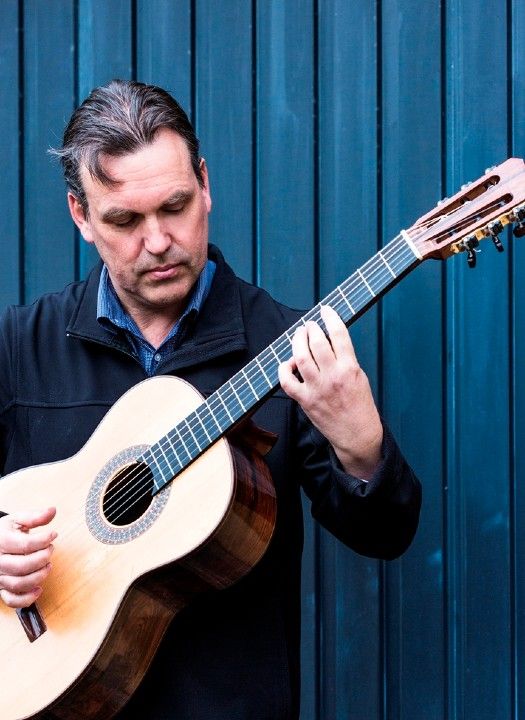 Ken Murray (Australia)<br /> Guitarrista, compositor y pedagogo, especializado en música contemporánea. Ha participado en el estreno de más de 100 obras, colaborando con compositores internacionales. Sus grabaciones han sido editadas por Kairos, Mode Records, Move, Tall Poppies y ABC Classics. Nota importante: en esta edición del FIGST, Ken Murray se presenta en formato solista.