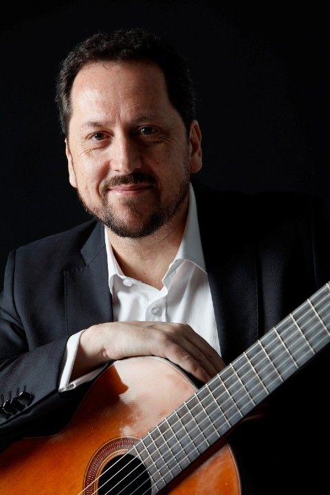 Marcos Díaz (España)<br /> Graduado en el Real Conservatorio Superior de Música de Madrid, ganador de premios internacionales y solista de renombre mundial, con cuatro álbumes grabados. Su repertorio incluye clásicos, transcripciones de J.S. Bach y arreglos inéditos de Scarlatti.