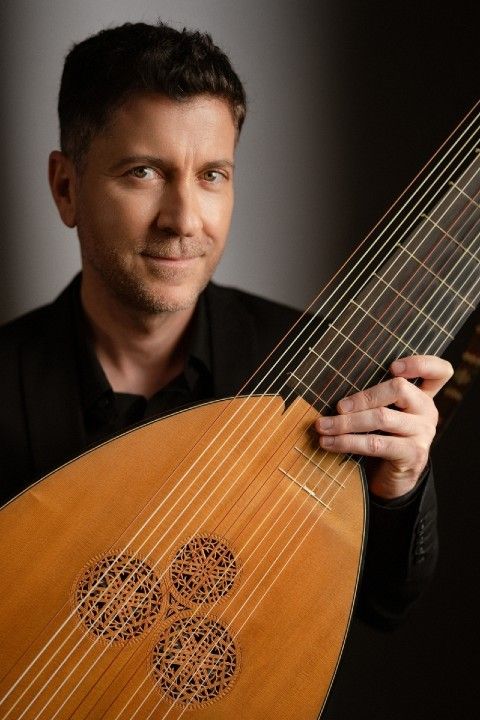 Tiago Matias (Portugal)<br /> Guitarrista e investigador, premiado en concursos internacionales. Fundador del conjunto de música antigua Noa Noa, ha editado varios discos en solitario, incluyendo grabaciones inéditas a nivel mundial de repertorio barroco y contemporáneo. Es doctorando en Estudios Artísticos en la Universidad de Coimbra.