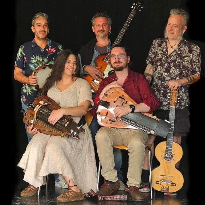 O Gajo (Portugal)<br /> Presenta su quinto álbum, Trovoada (marzo de 2025), con un sonido maduro que combina la viola campaniça, los acordeones, el adufe, la gaita de foles y la pandeireta gallega, en una fusión entre tradición y experimentación. João Morais vuelve a la voz, añadiendo nuevas dimensiones a las composiciones. Reconocido por los Iberian Festival Awards 2024 por la innovación en la música popular, O Gajo sigue reinventándose constantemente.