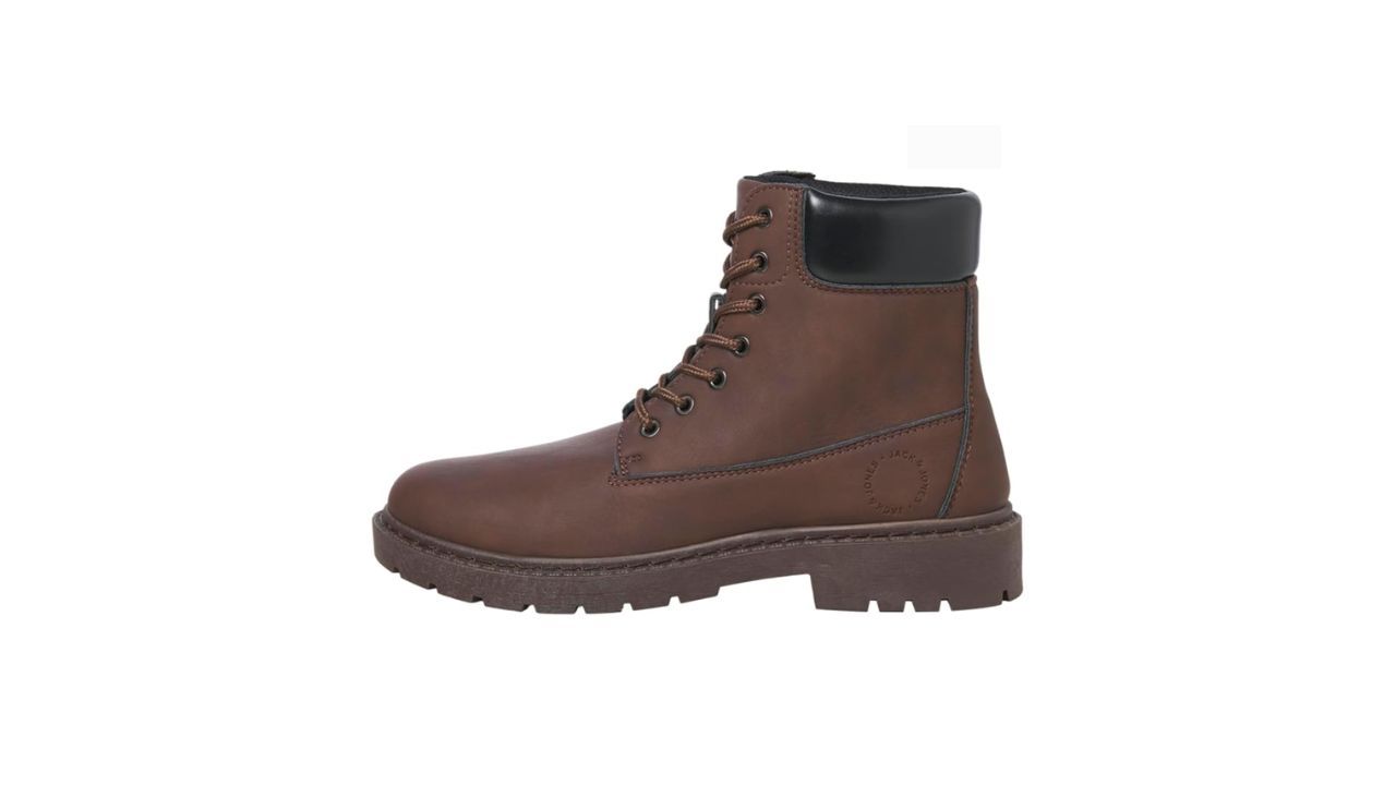 Estas botas planas de Jack & Jones apuestan por un dise�o cl�sico y f�cil de combinar. Son una opci�n pr�ctica para el d�a a d�a en oto�o e invierno. La rebaja de 53,94 euros a 30 euros es notable, coloc�ndolas como una alternativa econ�mica para renovar calzado sin complicarse.