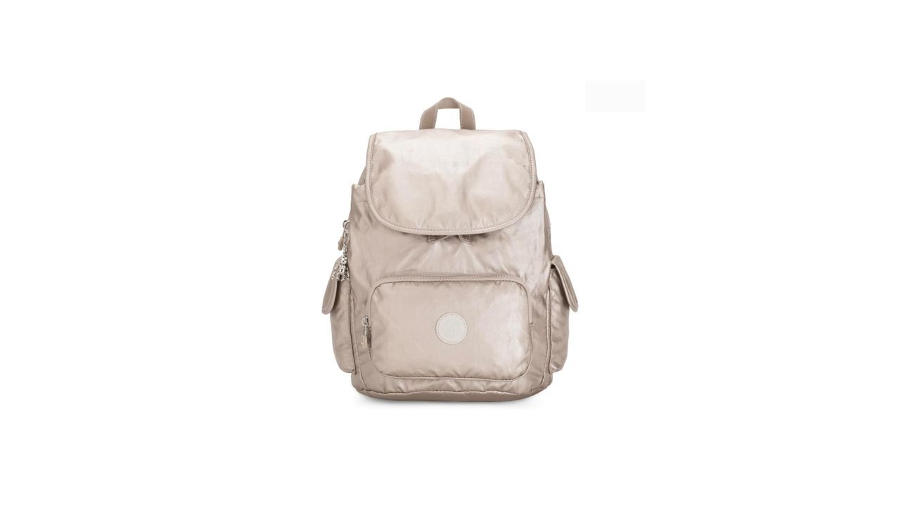 La City Pack S de Kipling es una mochila compacta, c�moda y muy ligera, ideal para uso urbano diario. Tiene el tama�o justo para llevar lo esencial sin cargar peso. Con el precio bajando de 104,90 euros a 76,20 euros, el descuento es contundente. Una buena oportunidad para quien busca mochila de calidad y dise�o reconocible sin pagar el precio habitual.