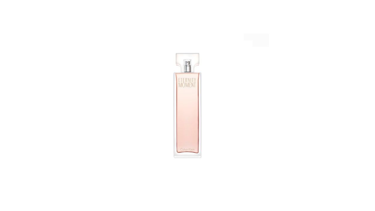 Eternity Moment es una fragancia pensada para el uso diario, con un perfil afrutado y floral que resulta fresco y agradable desde el primer momento. No es un perfume intenso ni invasivo, sino uno de esos aromas que acompa�an bien durante toda la jornada. Funciona especialmente bien para quienes buscan un perfume reconocible, elegante y sin estridencias. El formato de 100 ml lo hace pr�ctico tanto para uso habitual como para regalar.