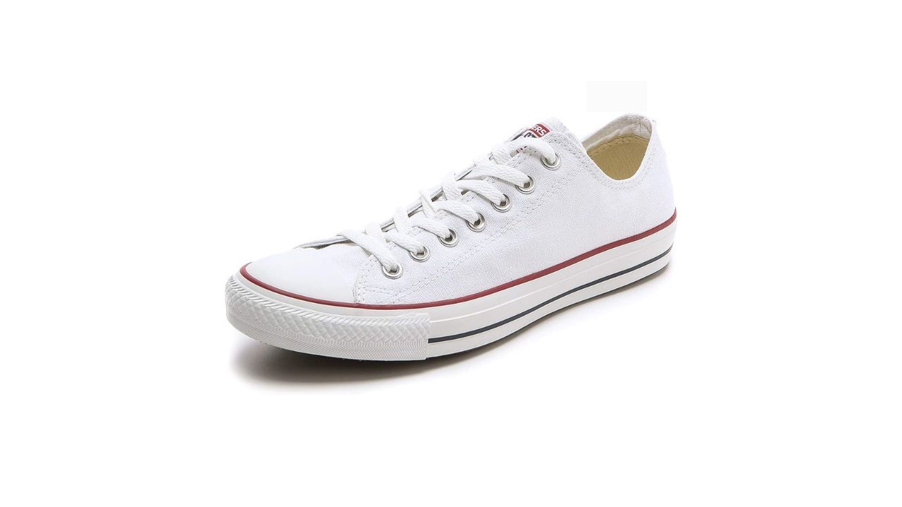 Las Converse All Star Ox Canvas son la versi�n baja del modelo m�s ic�nico de la marca. Mantienen la esencia cl�sica con su upper de lona, suela de goma vulcanizada y el inconfundible dise�o minimalista que combina con casi cualquier look. Su principal virtud es la versatilidad. Funcionan igual de bien con vaqueros, pantalones chinos o incluso con outfits m�s veraniegos, y su perfil bajo aporta un toque m�s discreto que la versi�n alta sin perder personalidad.