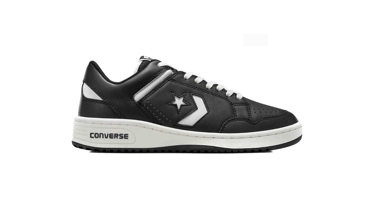Las Converse Weapon Leather recuperan la est�tica del baloncesto de los a�os 80. Con parte superior en piel y combinaci�n de colores en negro y blanco, transmiten una imagen m�s robusta y deportiva. Este modelo es perfecto para quienes buscan una zapatilla con presencia. Aporta m�s estructura que las All Star y encaja muy bien con looks urbanos y deportivos sin caer en lo convencional.