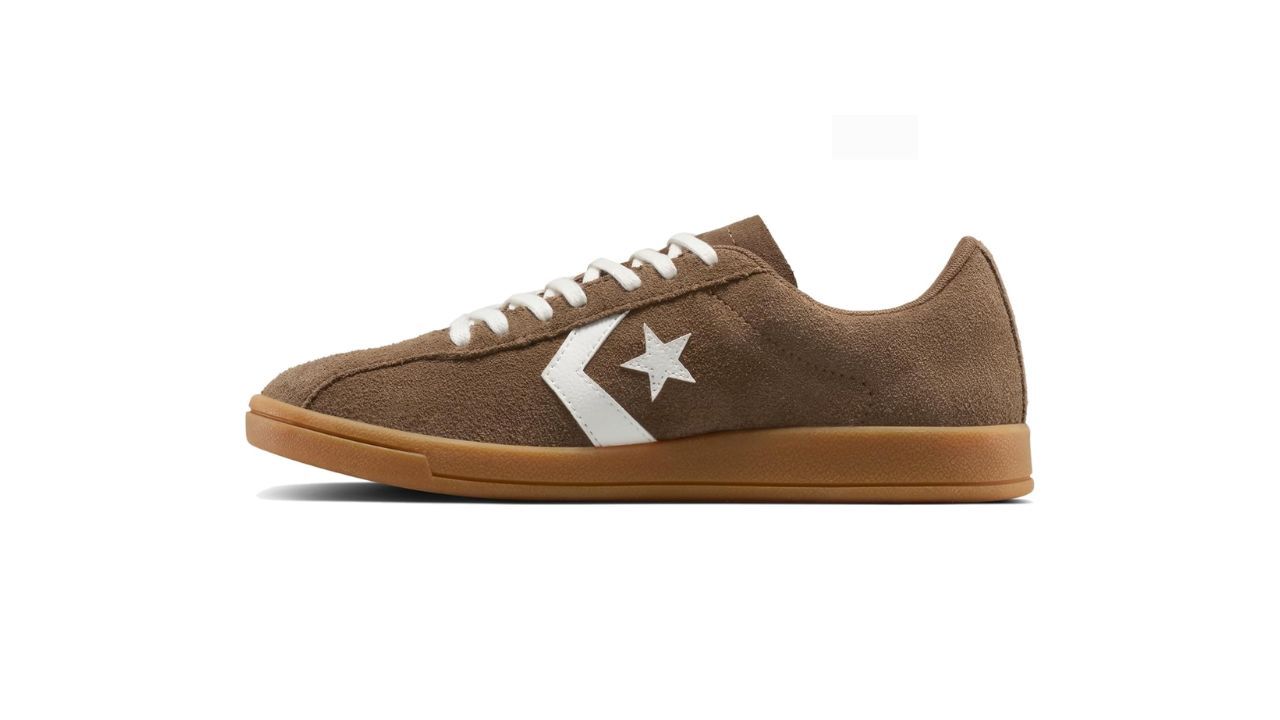 Las Converse Classic Trainer Suede se alejan de la lona para apostar por el ante. Ese cambio de material les da un aire m�s retro y ligeramente m�s sofisticado, ideal para quienes buscan algo diferente dentro de la marca. Su dise�o recuerda a las zapatillas de entrenamiento cl�sicas, con una silueta m�s estructurada. Son una buena alternativa para el d�a a d�a si quieres comodidad y un estilo menos visto que las Chuck Taylor tradicionales.