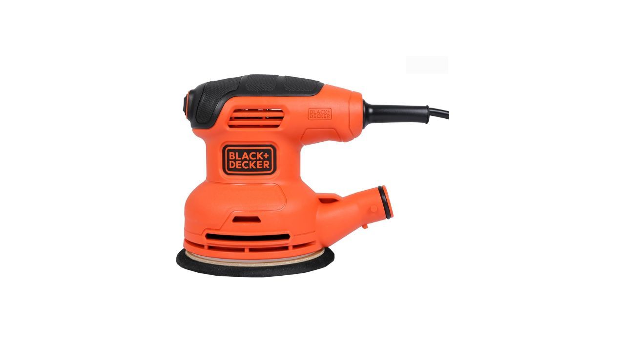 La BLACK+DECKER BEW210-QS ofrece 230 W de potencia y disco de 125 mm, un est�ndar muy vers�til para trabajos dom�sticos. Su �rbita de 2,4 mm ayuda a conseguir un acabado uniforme sin dejar marcas circulares excesivas. Cuenta con fijaci�n tipo velcro para cambiar las lijas con facilidad y bolsa de extracci�n de polvo. Es una herramienta adecuada tanto para preparar superficies antes de pintar como para renovar muebles.