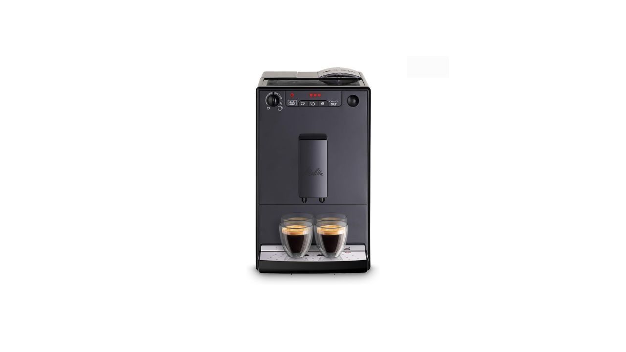 La Melitta Solo E950-222 es una de las superautom�ticas m�s compactas de su categor�a. Est� pensada para quienes priorizan el espresso y buscan una m�quina sencilla, sin sistemas de leche complejos. Cuenta con molinillo integrado y opciones de personalizaci�n en intensidad y cantidad. Es ideal para quienes valoran el caf� solo o largo y quieren una m�quina fiable, f�cil de mantener y orientada a la pureza del grano.