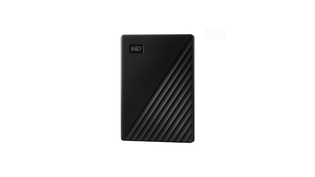 El WD 5TB My Passport es uno de los referentes en almacenamiento port�til. Integra opciones de copia de seguridad autom�tica y protecci�n con contrase�a, lo que a�ade una capa extra de tranquilidad para documentos sensibles o recuerdos personales. Su compatibilidad con Windows, macOS y ChromeOS lo hace especialmente vers�til. Es una opci�n ideal si buscas no solo capacidad, sino tambi�n herramientas para gestionar y proteger tus datos con facilidad.
