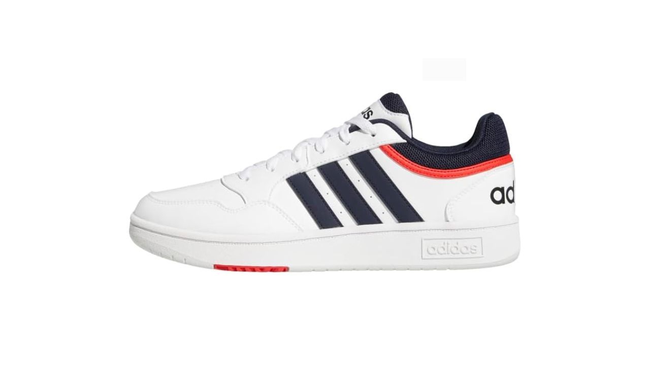 Las adidas Hoops 3.0 Low Classic Vintage toman inspiraci�n del baloncesto cl�sico. Su dise�o recuerda a modelos de los 80 y 90, pero adaptado a un formato m�s ligero y urbano. Funcionan especialmente bien con looks desenfadados y prendas oversize. Aportan un punto vintage que encaja con vaqueros rectos y chaquetas tipo bomber o sudaderas amplias.