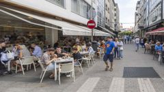Terrazas hosteleras en la calle Coru�a, de Carballo, este domingo al mediod�a.