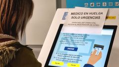 Cartel avisando de la huelga en un centro de salud de Vigo