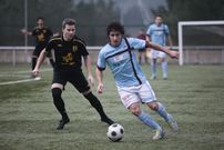Iker Hurtado conduce un bal�n en el partido de ayer. 
