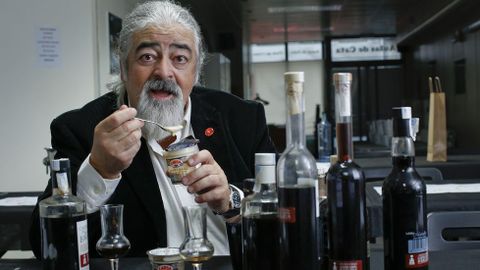 Luis Pad�n. El sumiller coru��s destaca la excelente materia prima con la que se ha elaborado el postre, �que le da una cremosidad muy buena�.