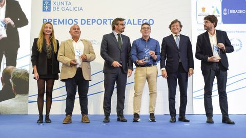 Daniel Vega (el tercero por la derecha) recibió como alcalde de Ribadeo el premio por la promoción del deporte en la villa.
