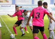 El cercendese Cano disputa un bal�n al boirense Paco ante la mirada de Adri�n (3). 