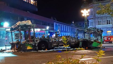 Estado en el que quedó el bus urbano que ardió en la farola de Urzáiz el pasado 30 de abril