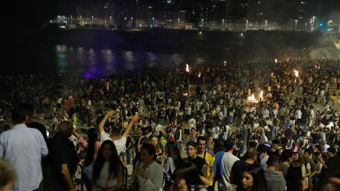 La playa de Riazor en A Corua, llena