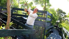 Terrazasobre las acacias de la finca de Juan Carlos, situada junto al ro Lrez, en A Pobra