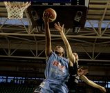 Sean Ogirri deja una bandeja en un partido de play off frente al C�ceres.
