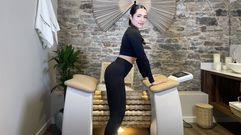 Luisa, en el centro Karelia Brows (en la calle Rodrguez Carracido), probando su slim roller. Para las sesiones hace falta llevar ropa deportiva ajustada, calcetines (al ser necesario descalzarse y puesto que los pies son una de las zonas del cuerpo que se trabajan), una toalla y una botella de agua. El equipo de Karelia recibi formacin especializada de la marca para ofrecer planes personalizados.