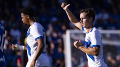 Marc Casad�, en primer plano, durante el partido.