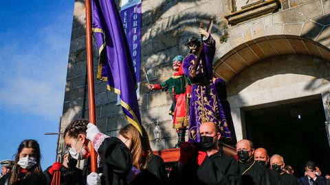 Los sonenses salieron a contemplar el paso de una procesin que parti de la iglesia parroquial para llegar a la capilla de A Atalaia.