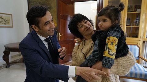 Jos� Manuel Rey con Julieta y la madre de la ni�a, Luc�a Garc�a.