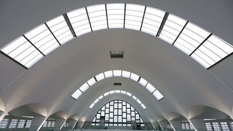 A imagen y semejanza del Mercado Central de Reims, una arriesgada lmina parablica de hormign armado de 24,5 metros de luz, calculada por el ingeniero Eduardo Torroja, cubre el gran espacio interior. La estructura de apoyos permiti abrir bandas de vidrio y frentes acristalados que aportan una luminosidad excepcional.