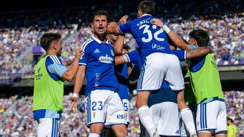 Carlos Dom�nguez, cedido por el Celta en el Oviedo, celebrando el gol que anot� al Valladolid.
