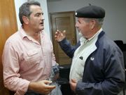 Xo�n Hermida e Che Tembra conversan ao comezo do acto. 