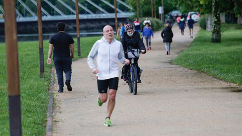 Gente haciendo deporte o paseando por Pontevedra