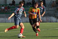 Manu, a la izquierda, golpea el bal�n en el partido del pasado s�bado en Laracha. 