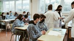 Alumnos del IES O Couto colaboran con el proyecto MicroMundo junto a estudiantes universitarios e investigadores de la Facultad de Ciencias