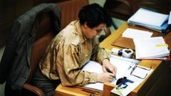 Pilar Garc�a Negro, durante un pleno en la C�mara gallega en su etapa como parlamentaria del BNG, en el a�o 1995. 
