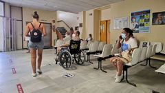 Sala de espera de consultas del Hospital Provincial de Pontevedra, en una imagen de archivo del pasado julio