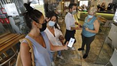 Clientes mostrando sus certificados en la cafeter�a Ecos 