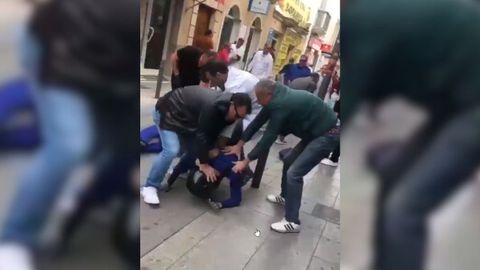 Captura del v�deo compartido en redes del momento en el que los vecinos retienen a los ladrones