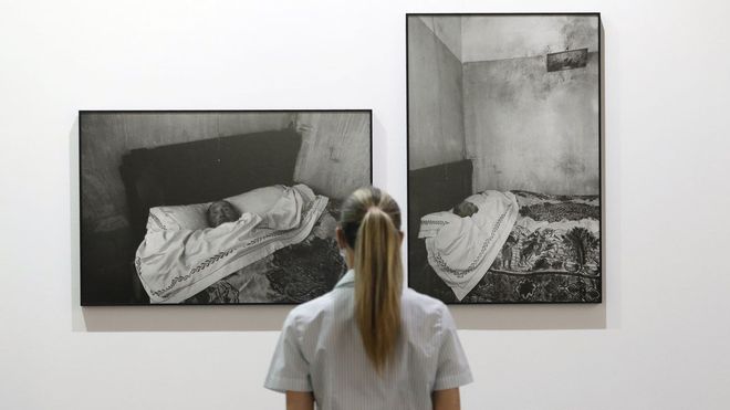 Detalle de una exposici�n de obra de Anna Turbau en Vigo en la Casa das Artes, en el 2021.